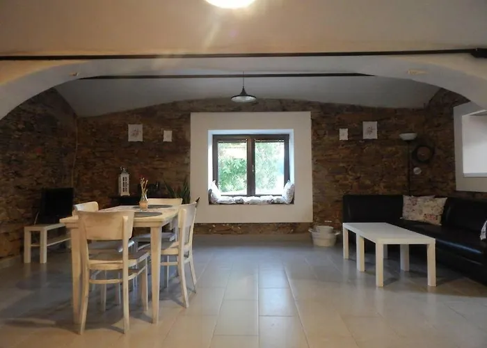 Chaloupka Ktera Ma Smrnc بيت للعطل